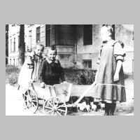 059-0126 Elisabeth, Oskar und Hildegard von Frantzius 1908 in Pogrimmen.jpg